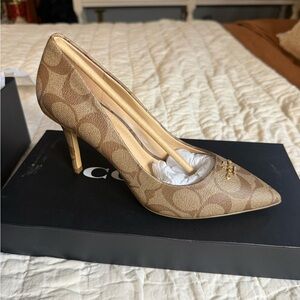 Coach ALYCE SIGNATURE PUMP